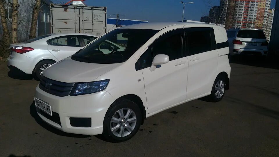 Купить хонду казань. Honda freed r17. Хонда Фрид на дисках r15. Honda freed r15. Хонда Фрид на 17 литье.