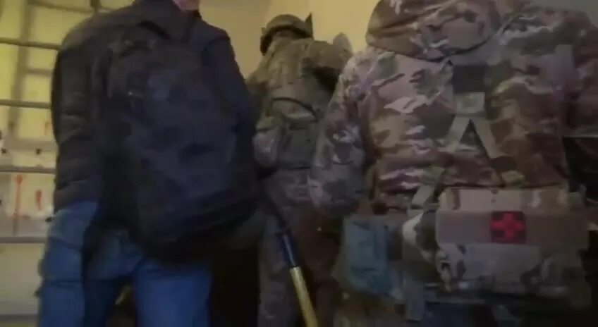 четверо из пяти мигрантов задержаны. задержание мигрантов в москве. полиция задерживает мигрантов. тюрьма фото. драка в москве вчера вечером.