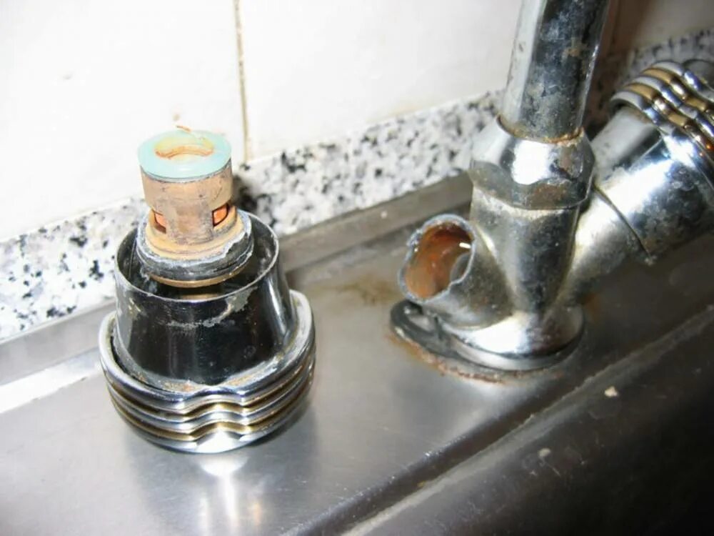 Трещина в кране. Резьба у кухонного смесителя e562cp. Кран на Гусак смесителя. Отломался кран смесителя на кухне. Вентиль для смесителя в ванной.