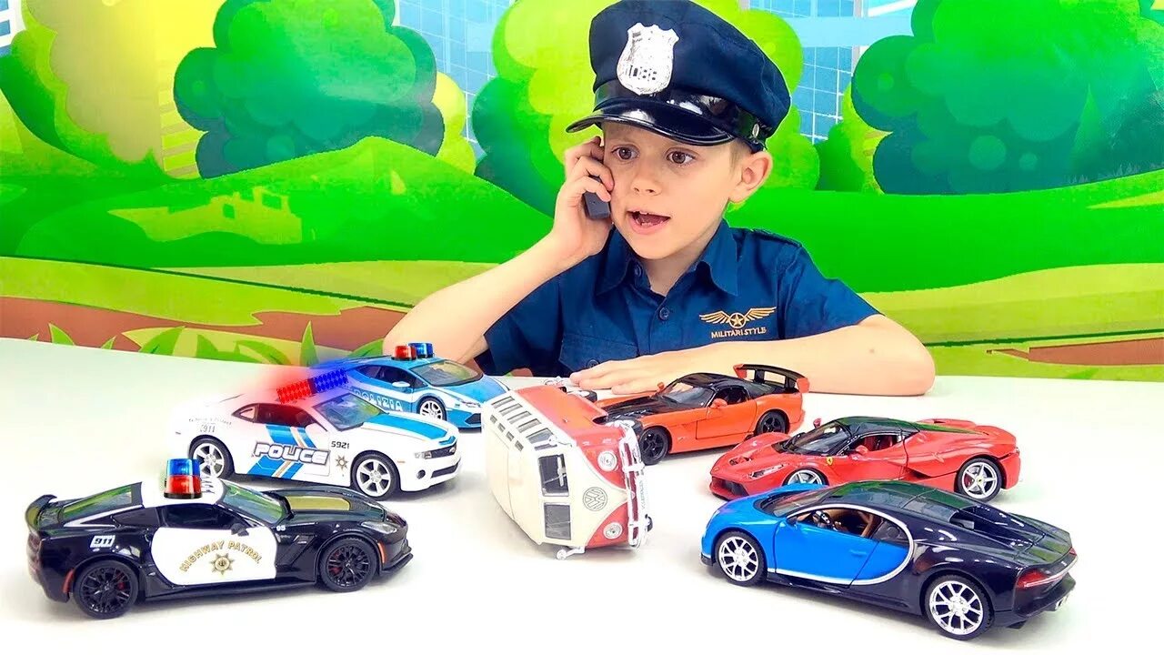 Мальчик играется в машинки. Машинки для мальчиков. Даник и игрушки полицейский. Про полицейскую машину для мальчиков