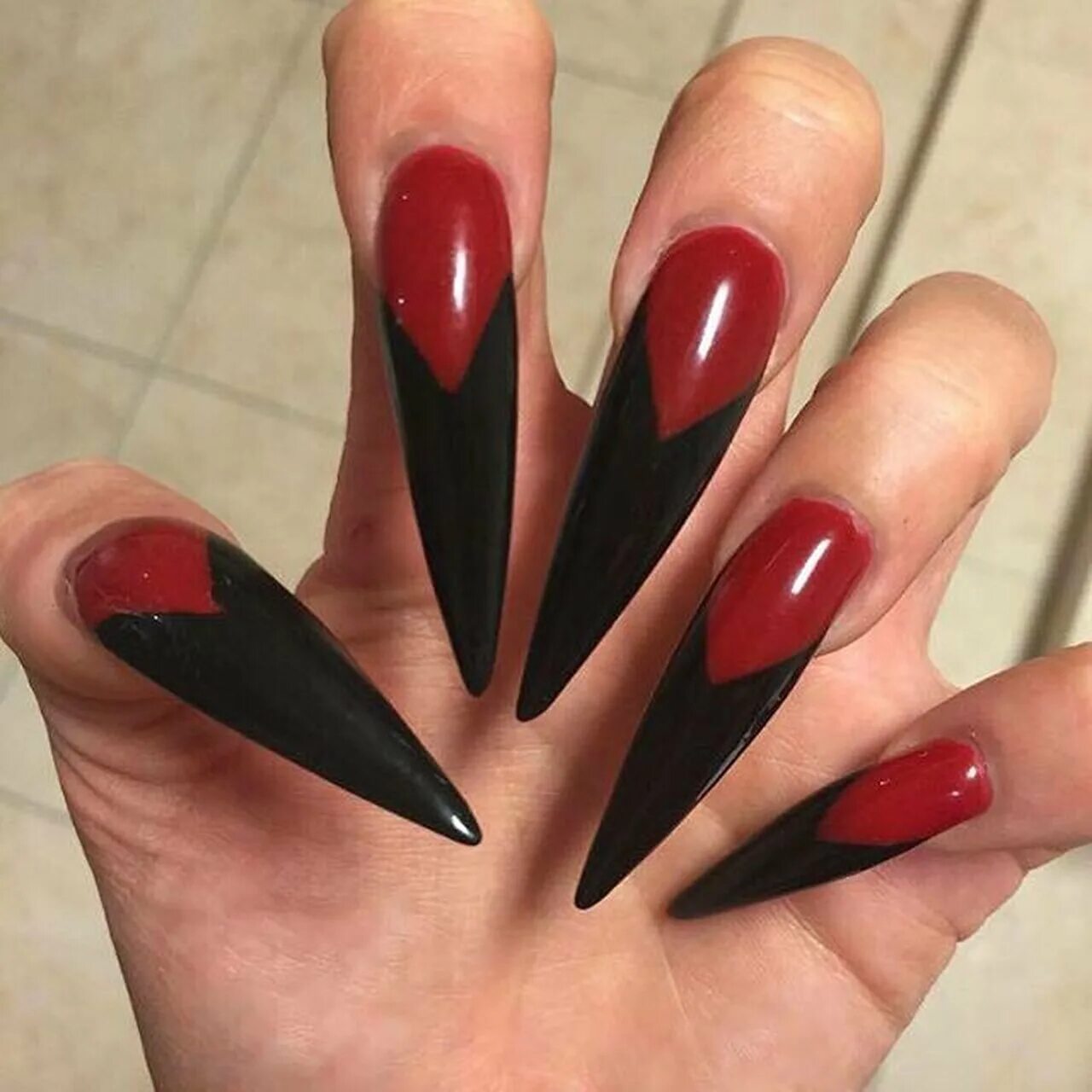Дизайн ногтей острые красные. Острые ногти. Длинные заостренные ногти. Маникюр длинные. Красные острые ногти.