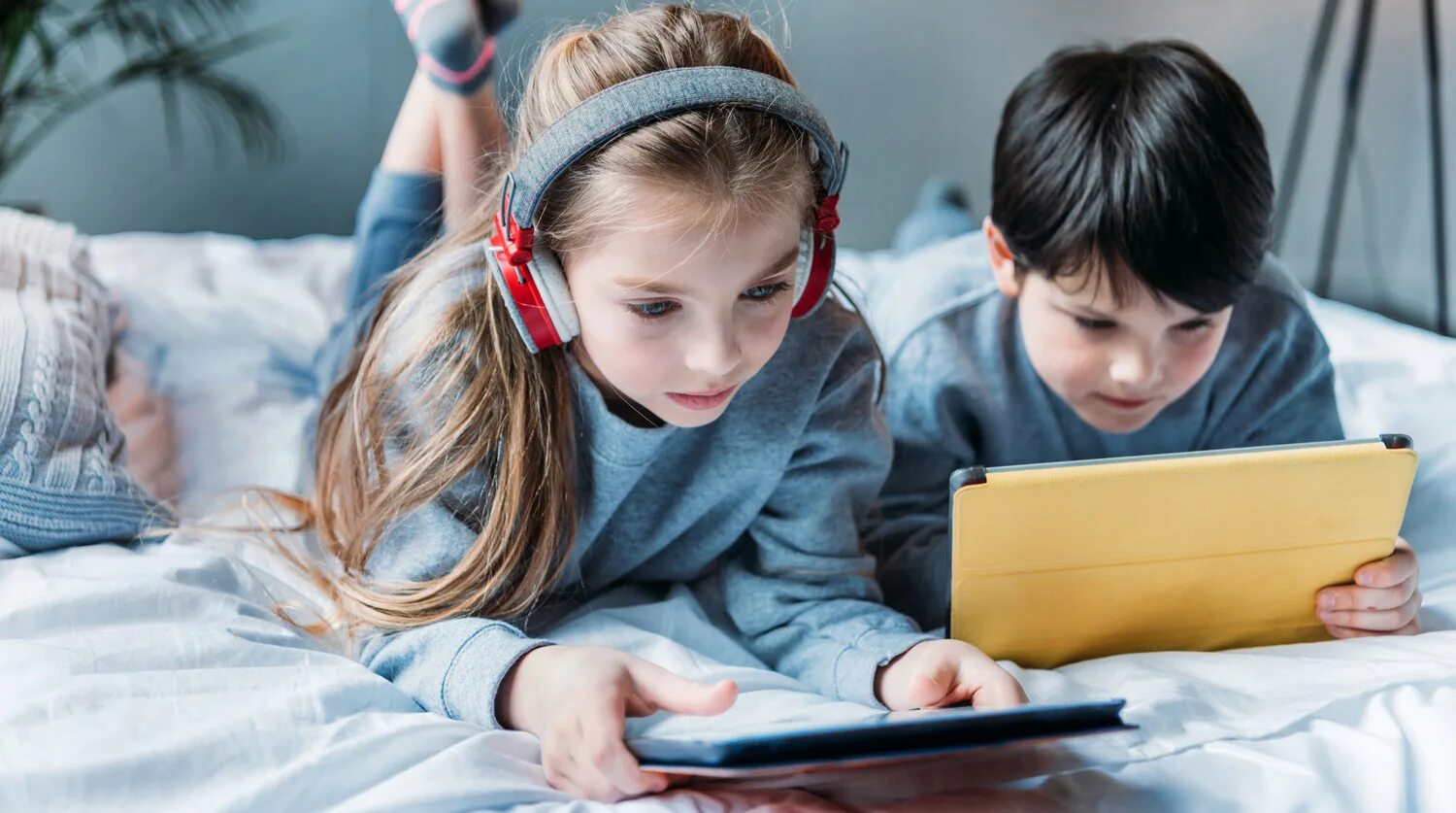 современные дети дошкольники. современные технологии для детей. дени с мобильными телефонами. современный дошкольник. получение современным детям.