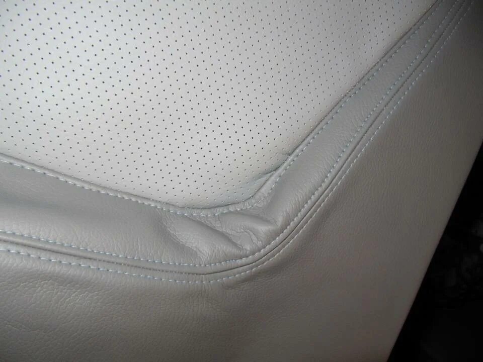 заломы на коже. изношенные чехлы из экокожи. складки на экокоже. на чехлах складки сидения. диван 3-местный премьер p3.