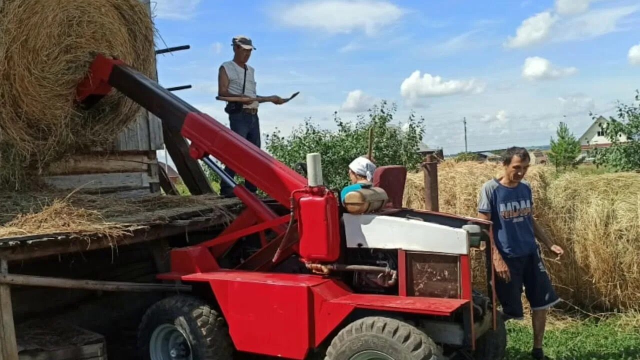 Погрузчик сена. Погрузка рулонов сена. Самодельный погрузчик сена. Погрузка сена