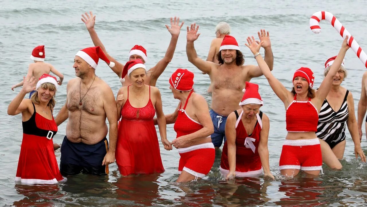 Семьи нудистов праздную. Новогодний заплыв в Северном море. Рождественский заплыв в Ирландии. Моржи в Германии. Купаться в Рождество.