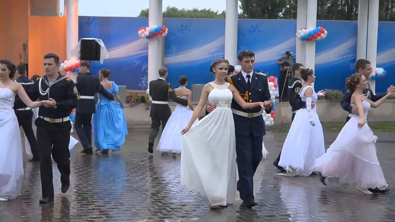 Выпускной вальс танец видео. Кадетский бал вальс. Выпускной бал вальс. Танцы выпускников на выпускной. Выпускники танцуют вальс.