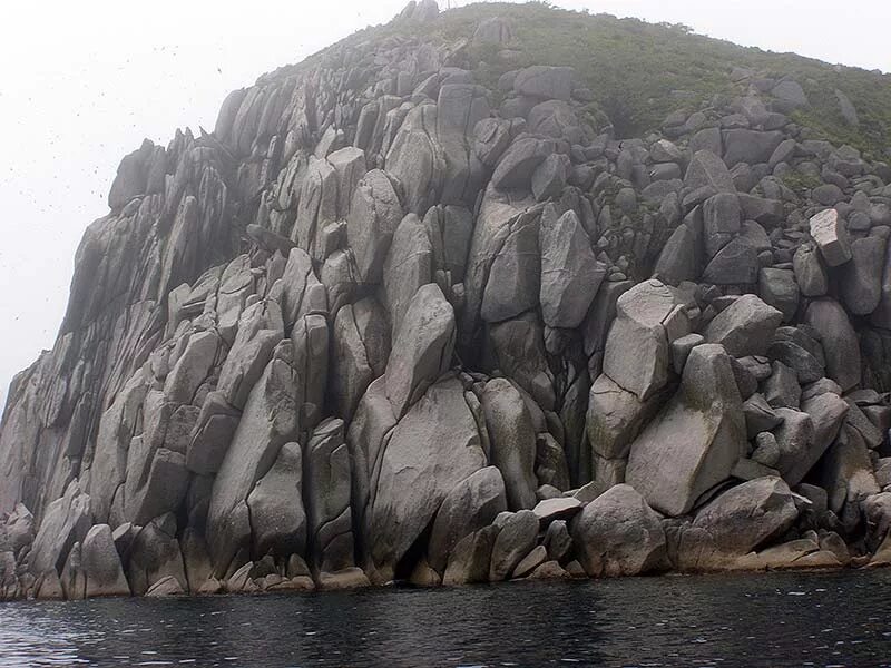 Плотный остро. Острые скалы. Валуны острые. Острые камни. Острая глыба.