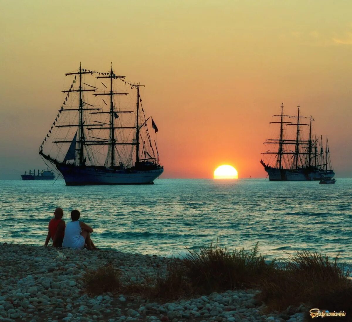 Корабль связан с морем. Корабль в море. два парусника в море. корабль уходит в море. два корабля в море.