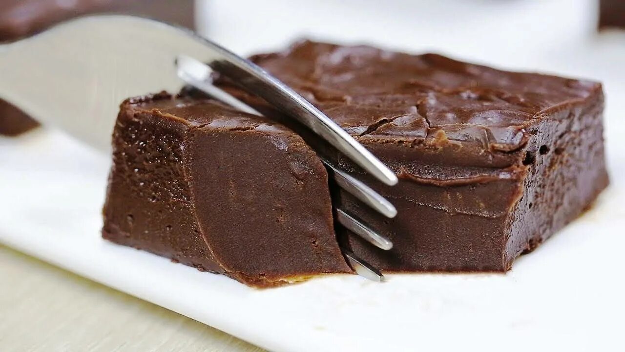 Рецепт домашнего шоколада с маслом. Шоколадный торт без выпечки. Десерт с шоколадом. Шоколадный торт без ВЫПЕЧ. Десерт изшоеолада и сгущенки.