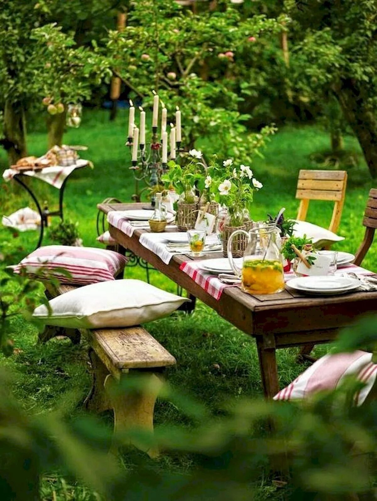 Пикник на даче. Украшение стола на природе. Столик в саду. Праздничный стол на природе. Летняя сервировка стола на даче.