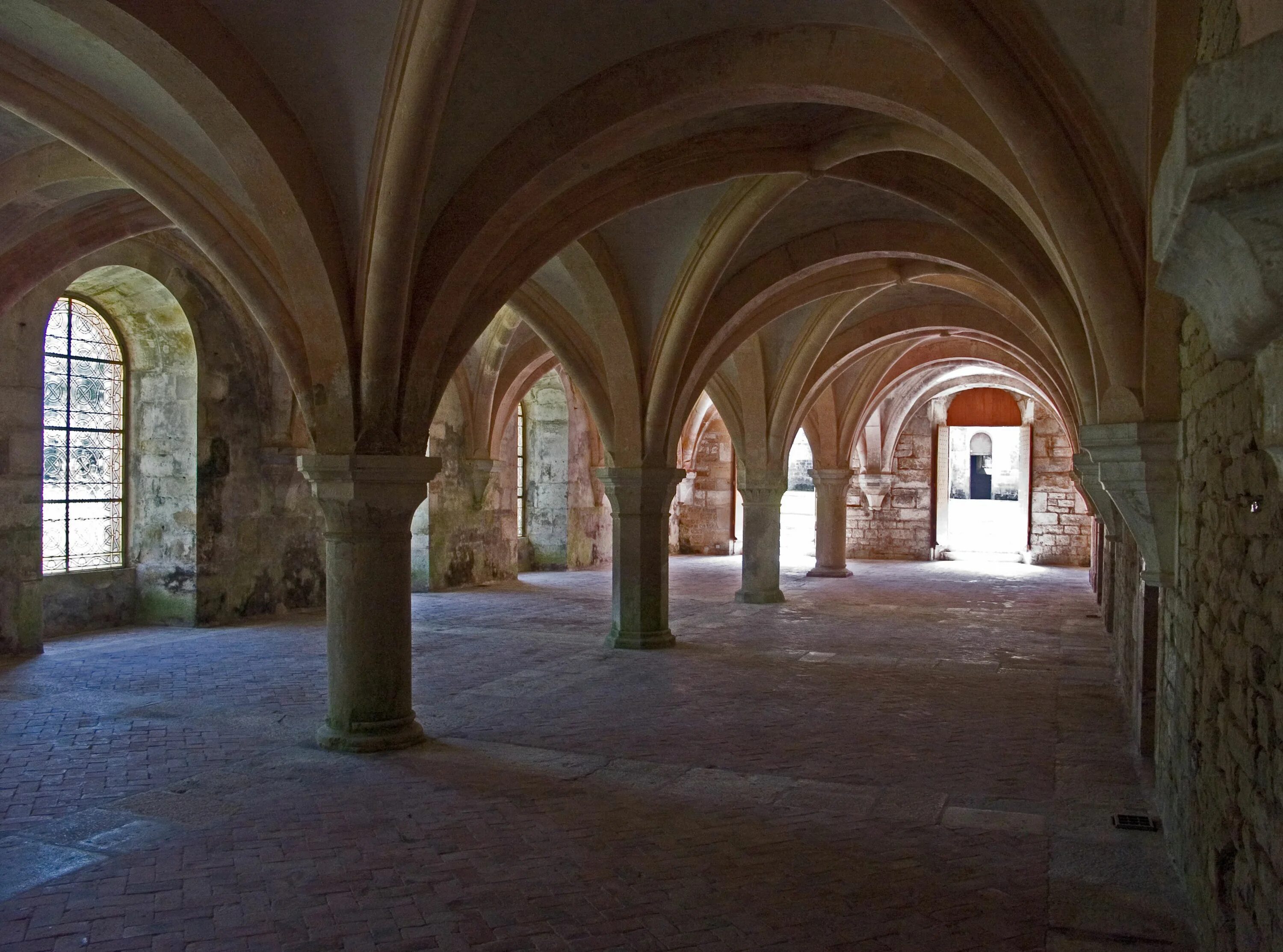 Своды монастыря аббатства Фонтене. Клюнийская аббатство. Монастырь в Фонтене. Монастырь Клюни внутри.