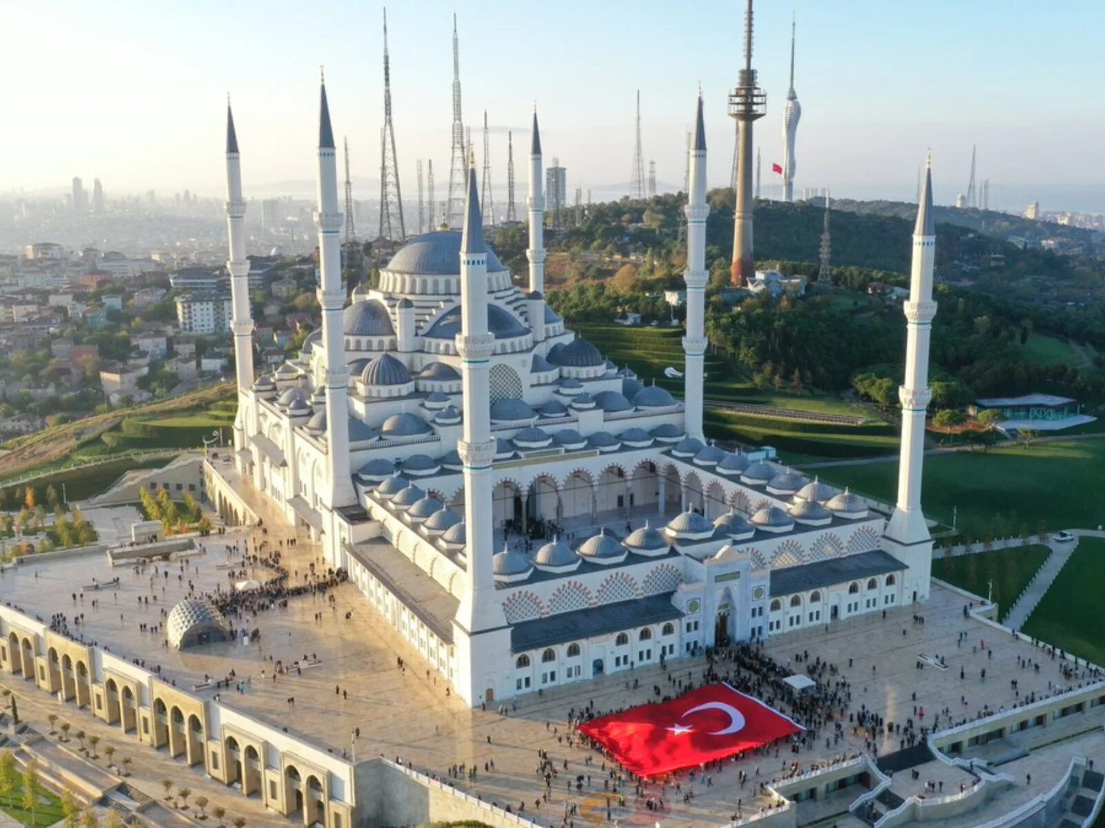 Самые крупные мечети. Мечеть Чамлыджа в Стамбуле. Мечеть Camlica Стамбул. Самая большая мечеть в Стамбуле Чамлыджа. Новая мечеть Чамлыджа.