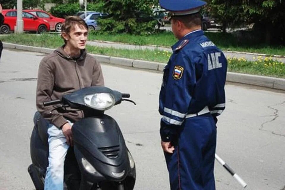 Скутер ДПС. ДПС И мопед. Школьник на мопеде. Скутер на дороге. Пойман мопед