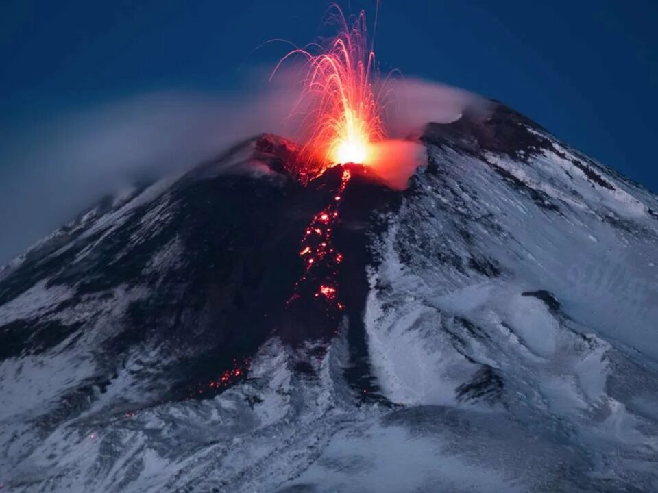 Vulkan что это. Вулкан Этна. Etna вулкан. Вулкан Везувий и Этна. Вулкан Этна действующий.