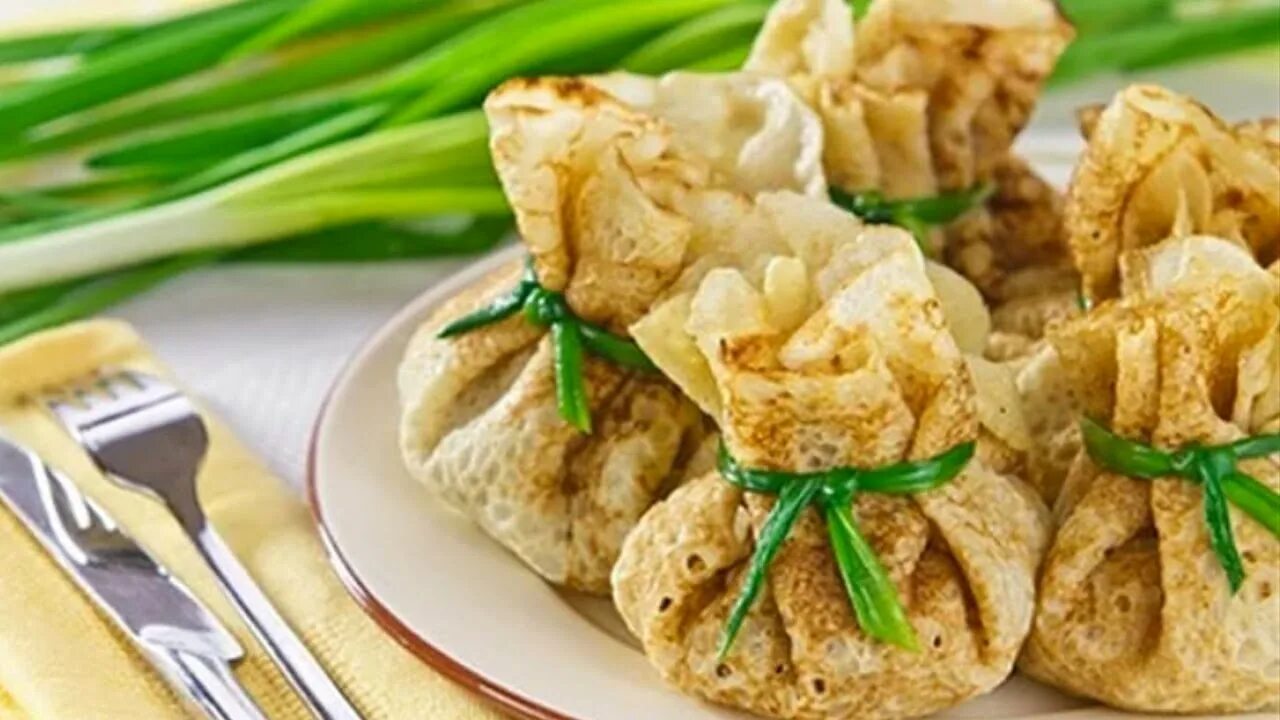 Блинные мешочки с курицей и грибами. Блинные мешочки с курицей. Блинные мешочки с курицей. Фаршированные блинчики мешочки. Мешочки из блинчиков.