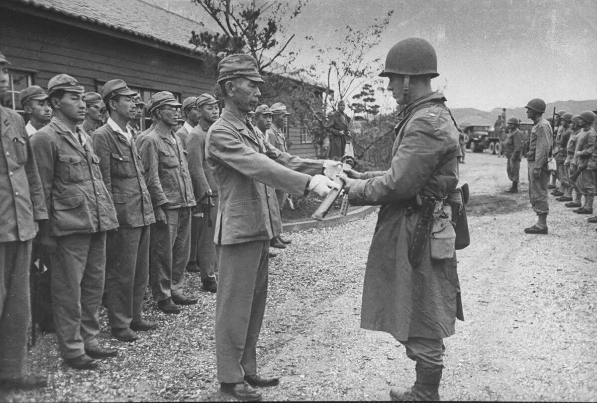 Японские военные преступники второй мировой. Капитуляция японцев 1945. Капитулирующие японцы 1945. Оккупация Японии 1945.