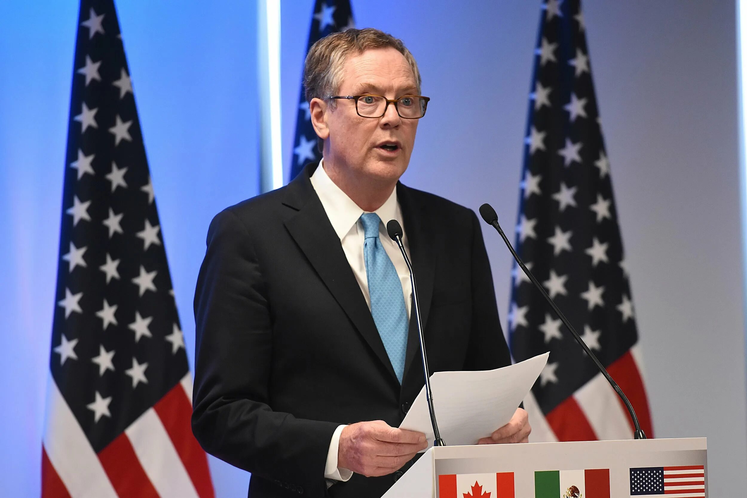 Торговый представитель сша. Торговый представитель сша. Торговый представитель. Торговый представитель с планшетом. Торговый представитель сша.