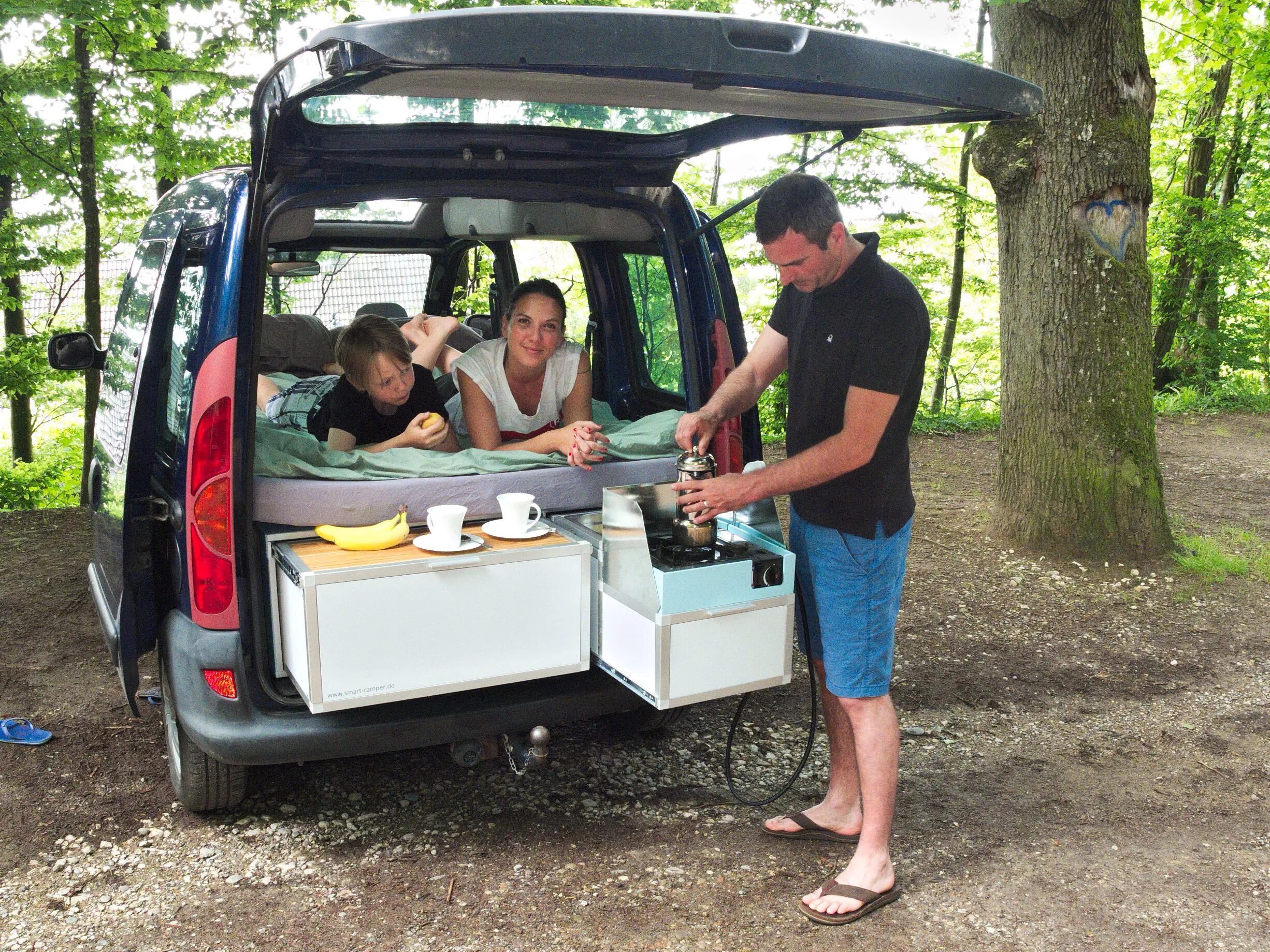 Smart camping. Рено Дастер кемпер. Смарт кемпер. Mini Camper Renault. Дастер автодом кемпер.