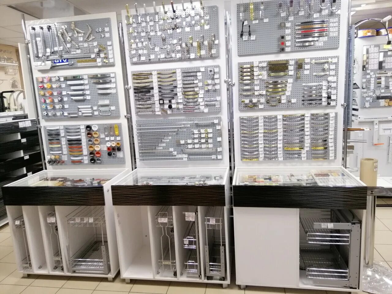 Торговый дом сервер фурнитура для мебели. Стенды для мебельной фурнитуры. Mdm комплект фурнитура. Фурнитура для мебели сервер. Магазин мебельной фурнитуры сервер.