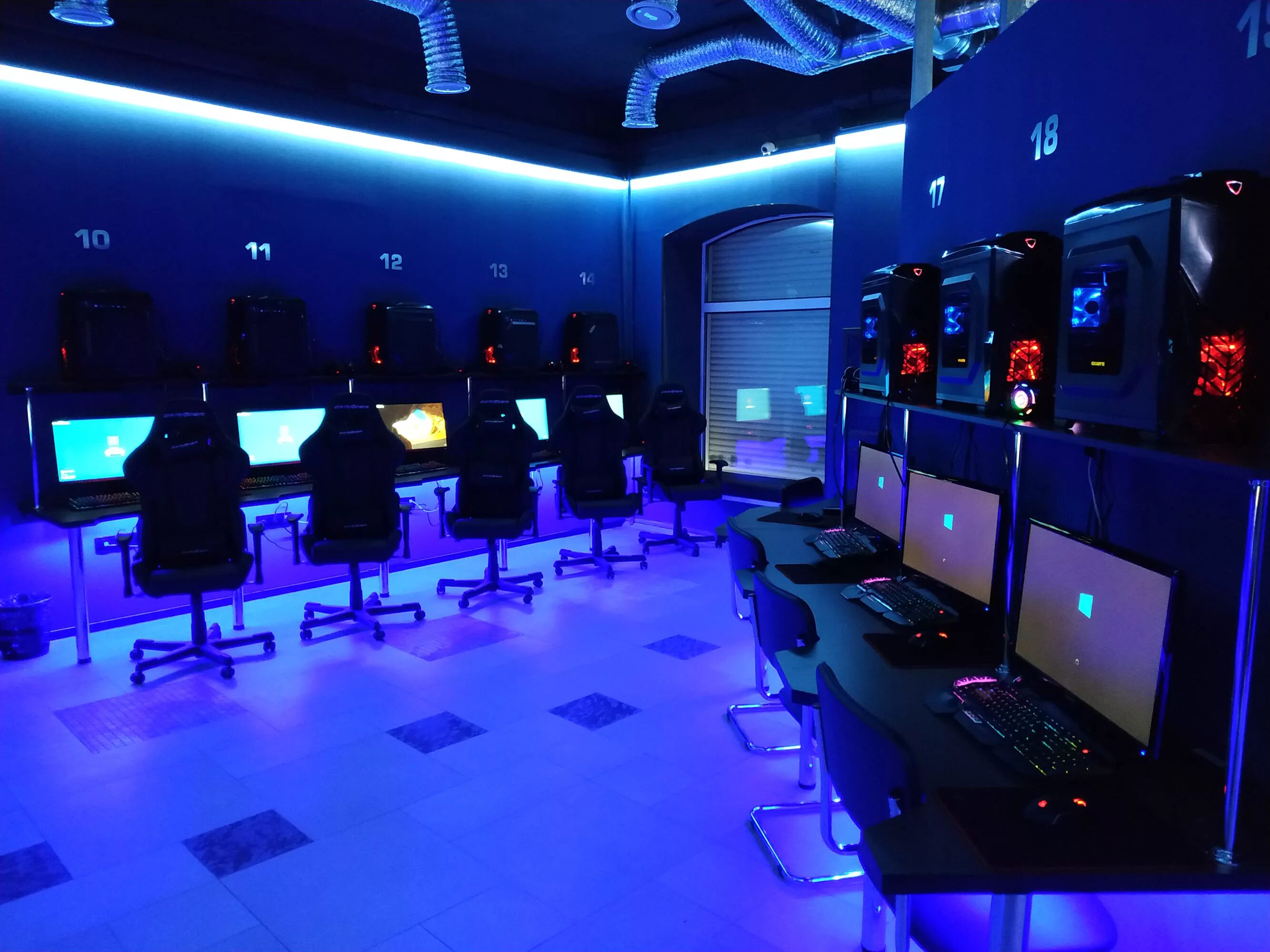 Игровые клубы в москве. Игровой компьютерный зал. Дизайн компьютерного клуба. Игровой компьютерный клуб. Зал с игровым компьютером.