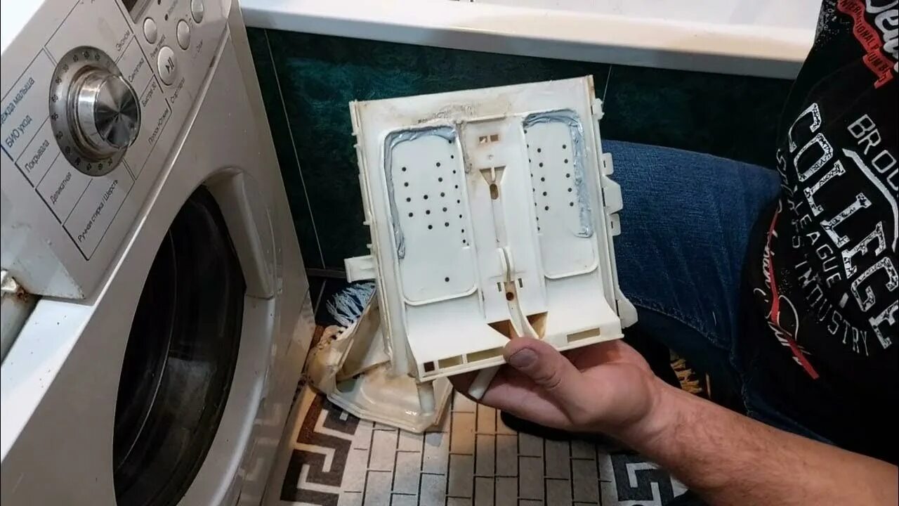 Почему подтекает стиральная машина. Стиральная машина LG течёт снизу вода. Течь из лотка для порошка. Стиралка течет из лотка для порошка. Течёт стиральная машина снизу LG.