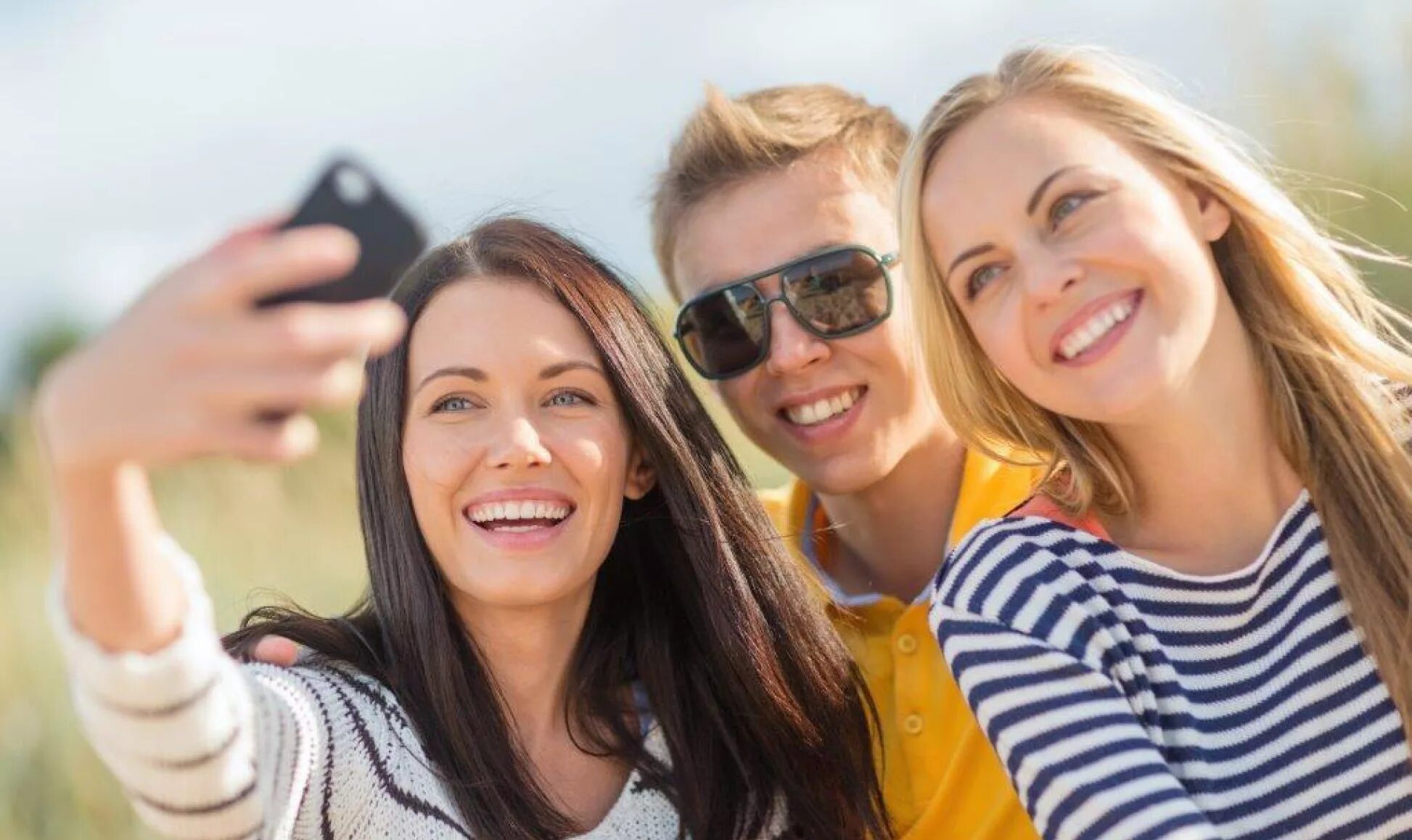 Группа людей. Фото селфи с друзьями. Дружба много людей. Веселье на пикнике в парке. Молодежь селфи.