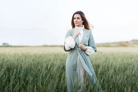 Женщина выпускает