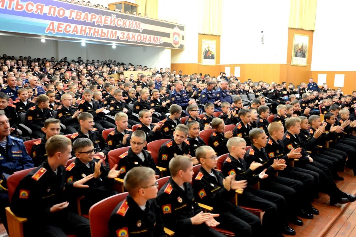 Суворовское военное училище ульяновск. Ульяновское гвардейское суворовское военное училище. гвардейское суворовское военное училище (угсву). суворовское училище ульяновск. казармы суворовского училища ульяновск.