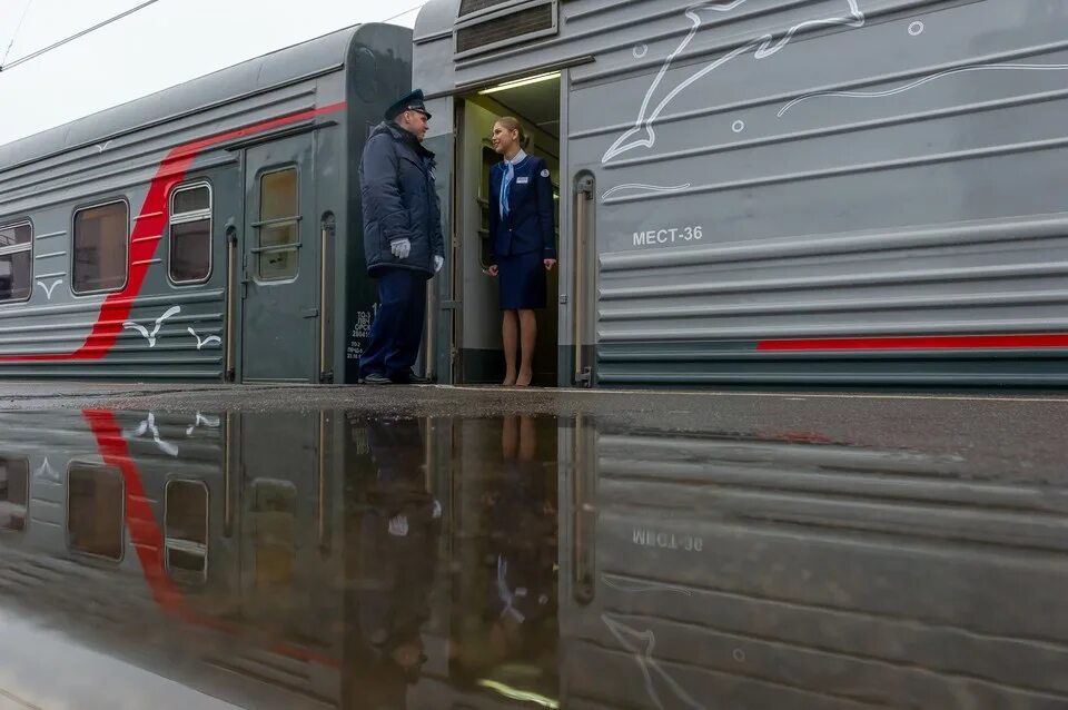 Поезд оленегорск санкт. Поезд. Российские поезда. Поезд Москва Мурманск. Украинские поезда.