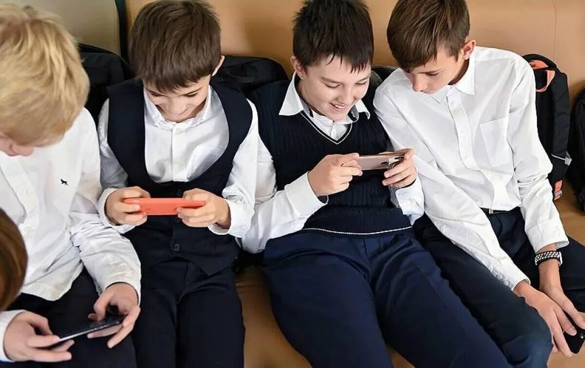 Можно ли школьникам. Дети с мобильниками в школе. Ученики на перемене. Школьник с телефоном на уроке. Гаджеты в школе.