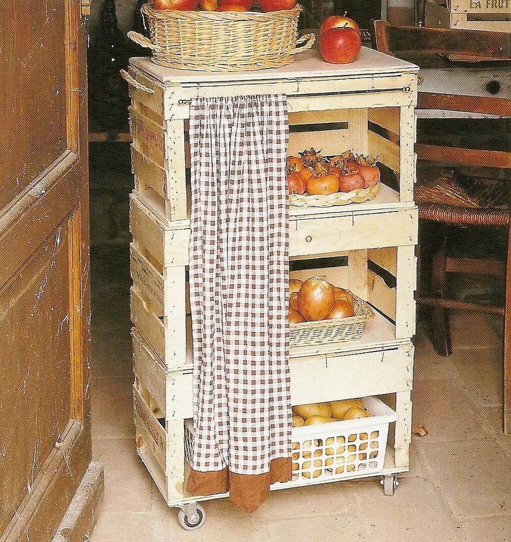 Хранение овощей своими руками. Этажерка для хранения овощей. Этажерка из деревянных ящиков. Стеллаж из ящиков для фруктов. Полка из овощных ящиков.