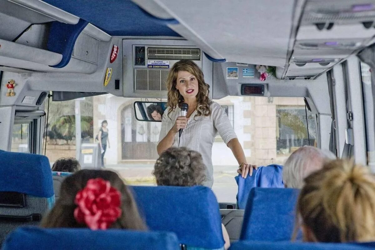 Экскурсионный гид. Экскурсовод в автобусе. Экскурсия на автобусе. Гид экскурсовод в автобусе. Автобус турист.
