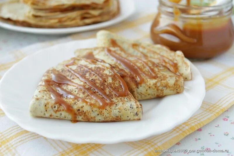 Блинчики с маком. Постные блинчики с маком. Блинчики на кукурузном крахмале. Блины с маком на молоке.