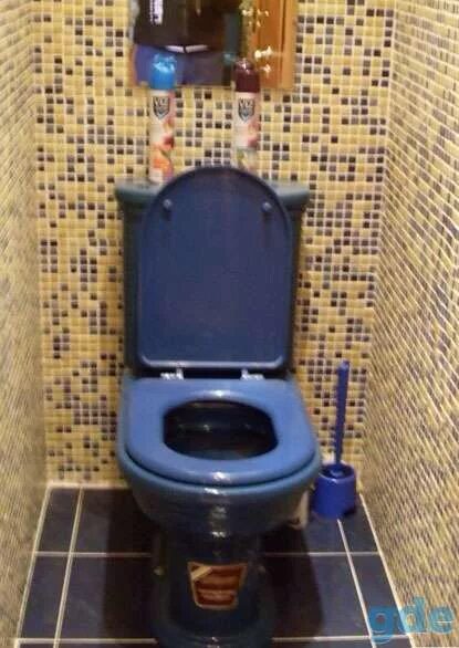 Синий унитаз в интерьере. Туалет с синим унитазом. Голубой унитаз в интерьере туалета. Синий унитаз в интерьере в туалете. Ванны майкоп