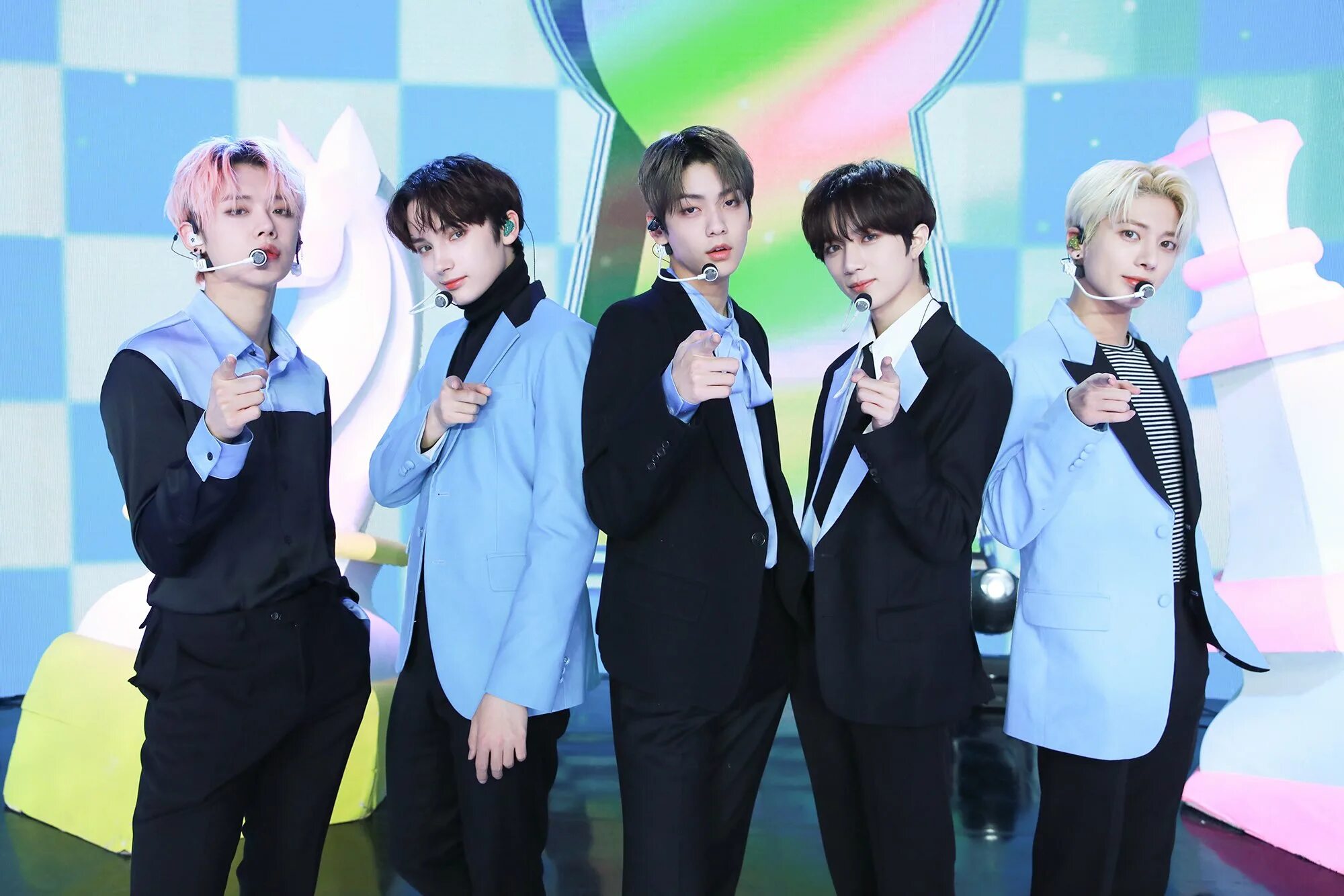 Комиксы по брэдбери. Сирицки фильмы. Midnight tomorrow. Вероника сойер смертельное влечение. Txt выступление.