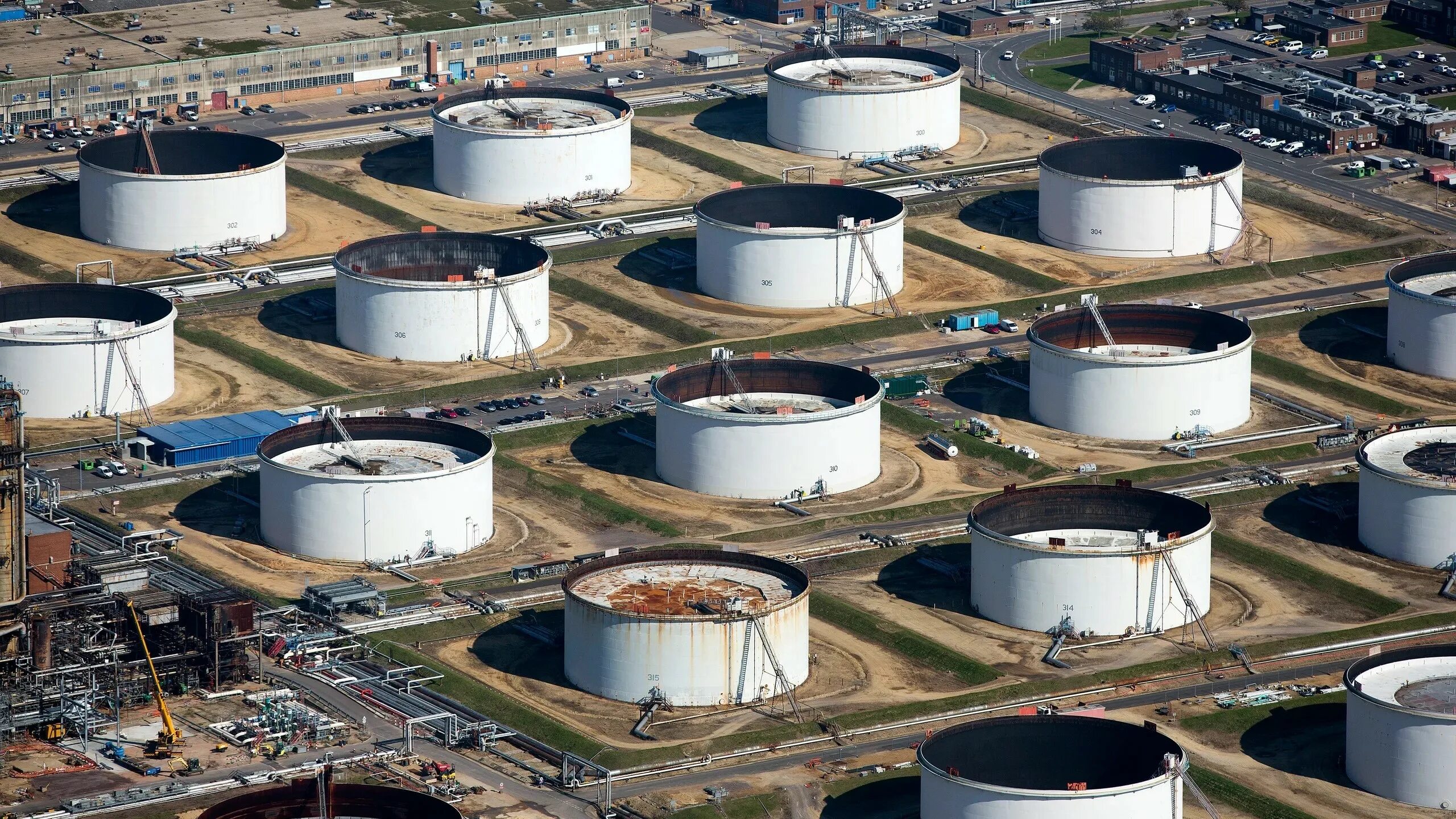 Нефтяной резервуар. Обвалование резервуаров нефтепродуктов. каре резервуарного парка. склад нефти нефтепродуктов резервуарный парк. резервуарный парк для хранения нефти.