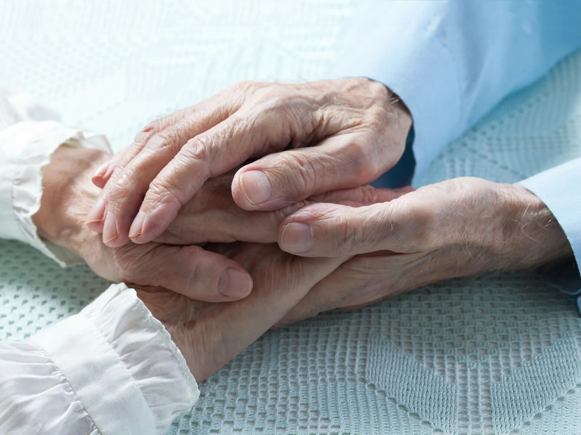 Пожилые держатся за руки. Руки бабушки и дедушки. Пожилая пара руки.