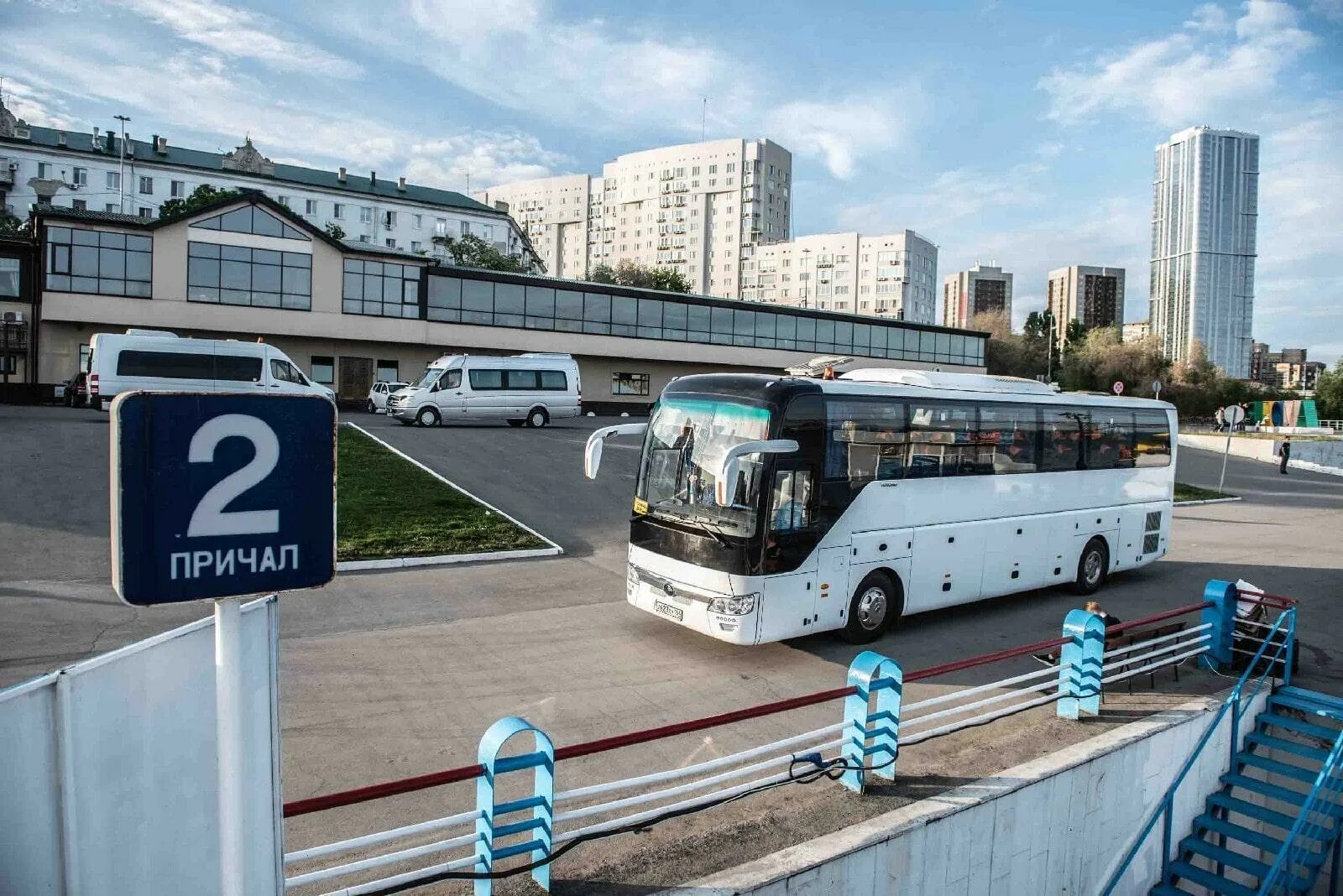 Саратов автобусы телефон. Саратовский Автобусный парк. Omni Plus автобусы. Дельфин плюс автобус.