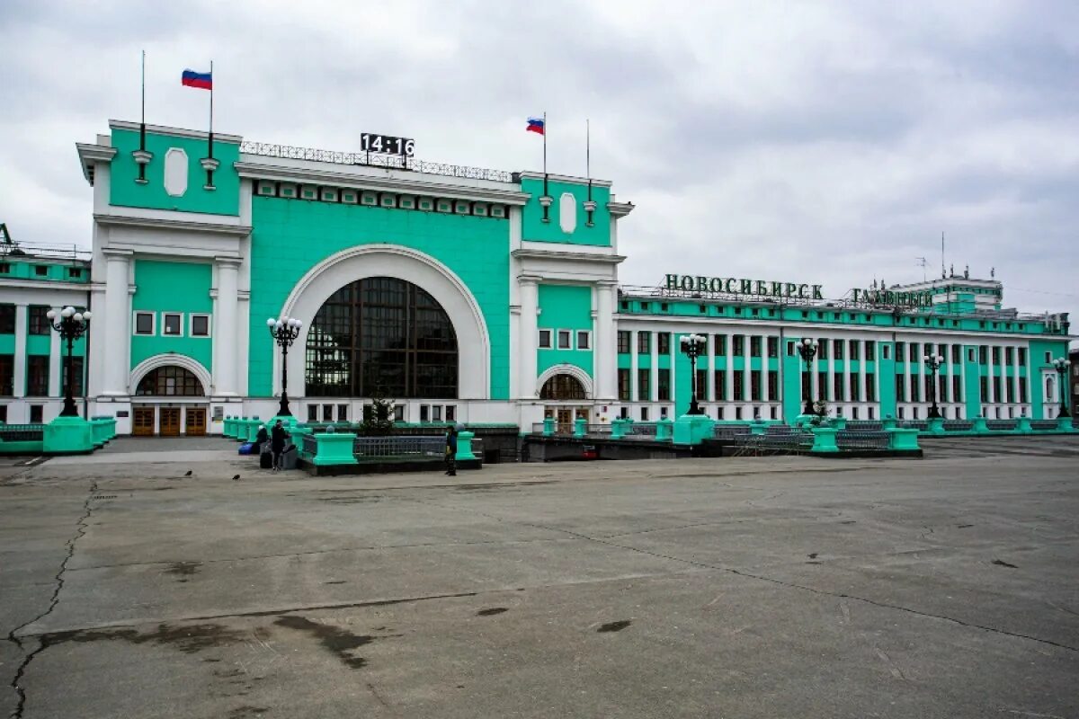 Вокзал новосибирск главный сайт. Новосибирский вокзал.в 80. Новосибирск вокзал памятник Гарину Михайловскому. Автовокзал Новосибирск ЖД вокзал Новосибирск. Вокзал локомотивы Новосибирск.