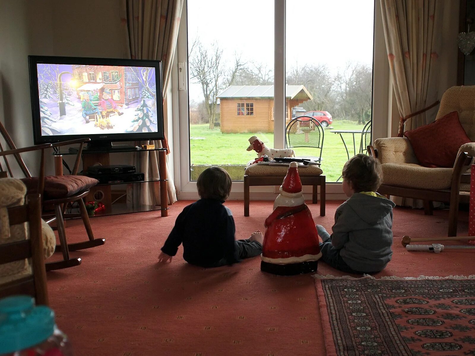 Kids watching tv. Ребенок за просмотром мультфильма.