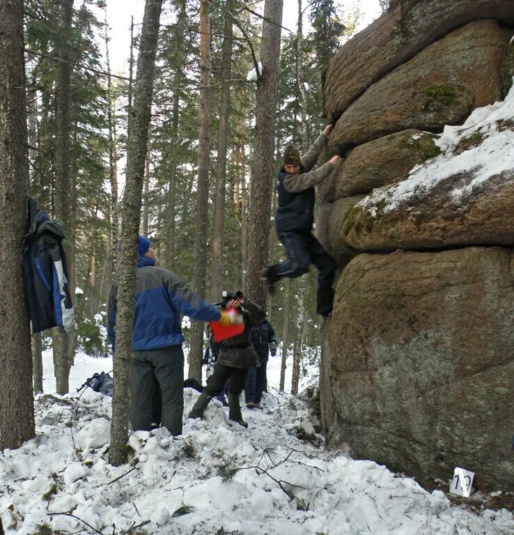 Столбисты Красноярск. Столбы Красноярск зимой. Красноярские столбы зимой. Избы столбистов на красноярских Столбах. Забрались в чащу