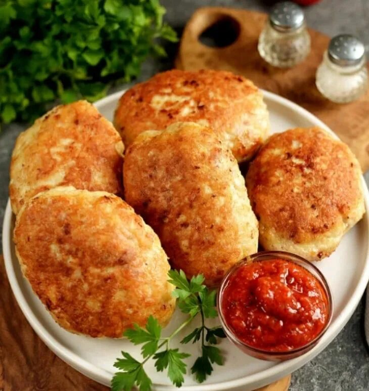 котлетки из фарша индейки. котлетки с индейки в духовке. индейка фарш котлеты. котлеты из фарша индейки что добавить. биточки из индейки.