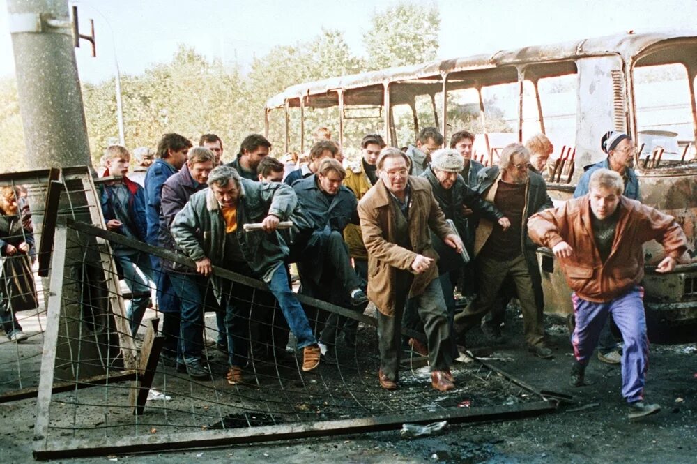 1993 век. Черный октябрь 1993 штурм Останкино. Октябрьский путч 1993. Ельцинский путч 1993. Переворот в 1993 году в Москве.