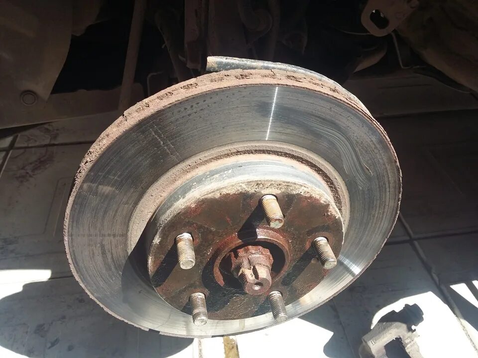 Тормозные диски тойота аурис 2008. Колодки тормозные задние тойота аурис 2008 года. Тормозные диски аурис. Тормозной диск тойота 5118. Тойота ист задние дисковые тормоза.