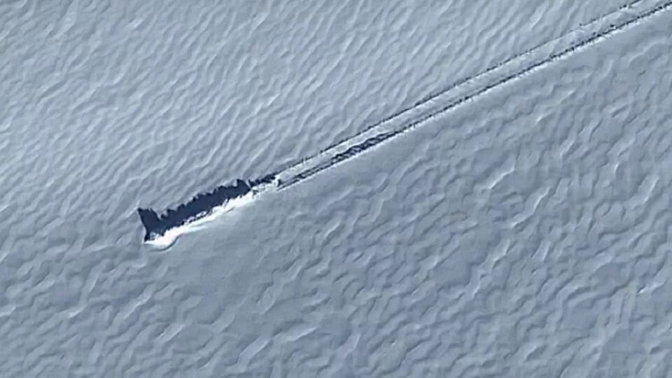 Видимый след судна. Южная Георгия неопознанный объект. Неопознанные объекты в Антарктиде. НЛО В Антарктиде. Летающая тарелка в Антарктиде.