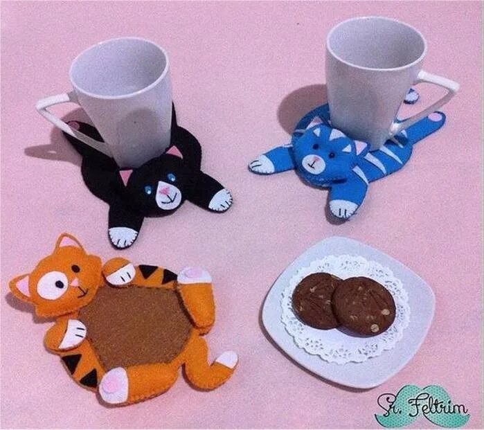 Подставки из фетра под кружки. Подставка под чашку из фетра. Подставка под горячее из фетра. Подставка под кружку из фетра. Фетровые подставки под горячее.