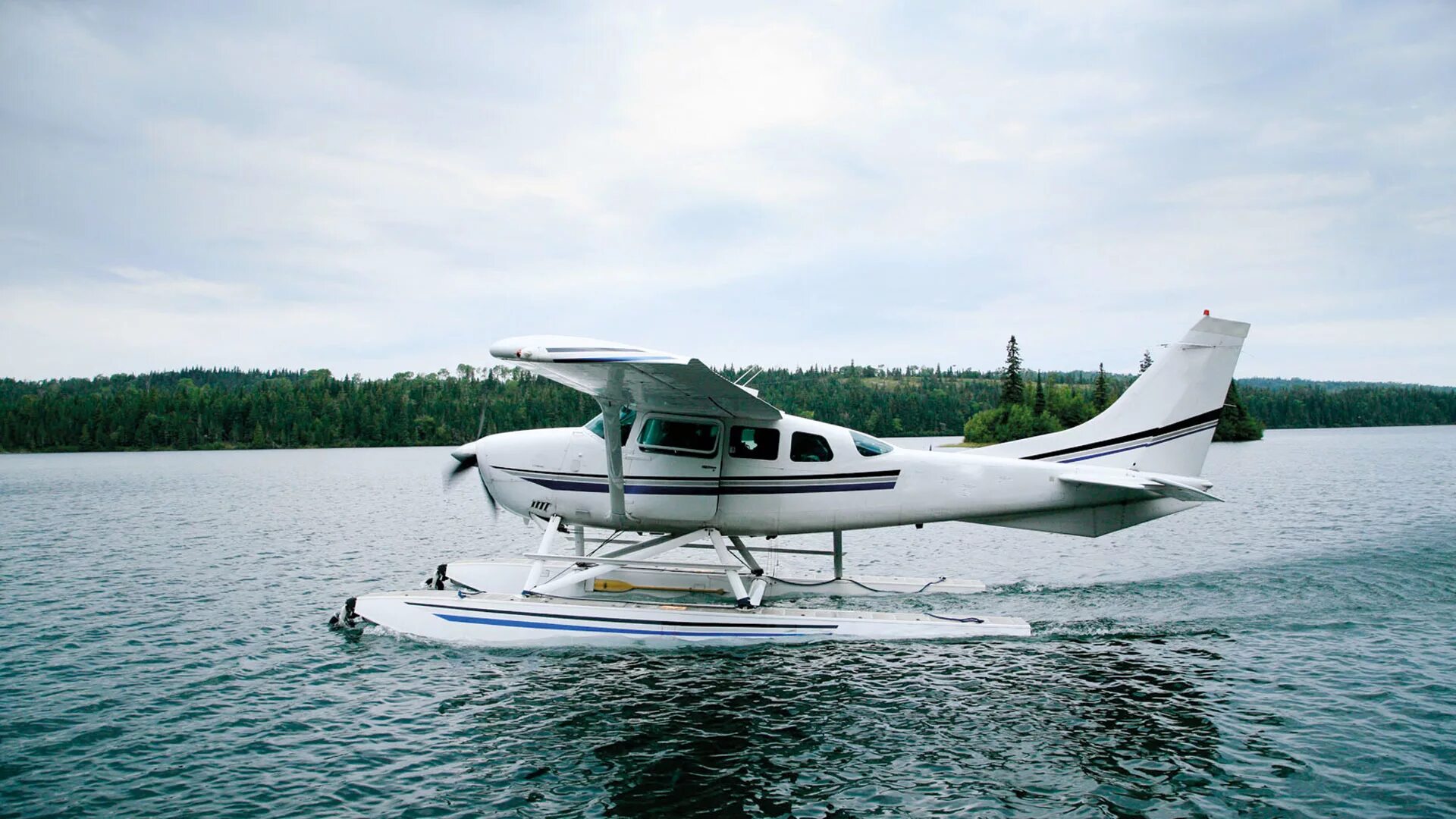 Гидросамолет идущий по воде является. Cessna 206 гидроплан. cessna 206 amphibian. гидросамолеты cessna. цессна 206 гидросамолет.