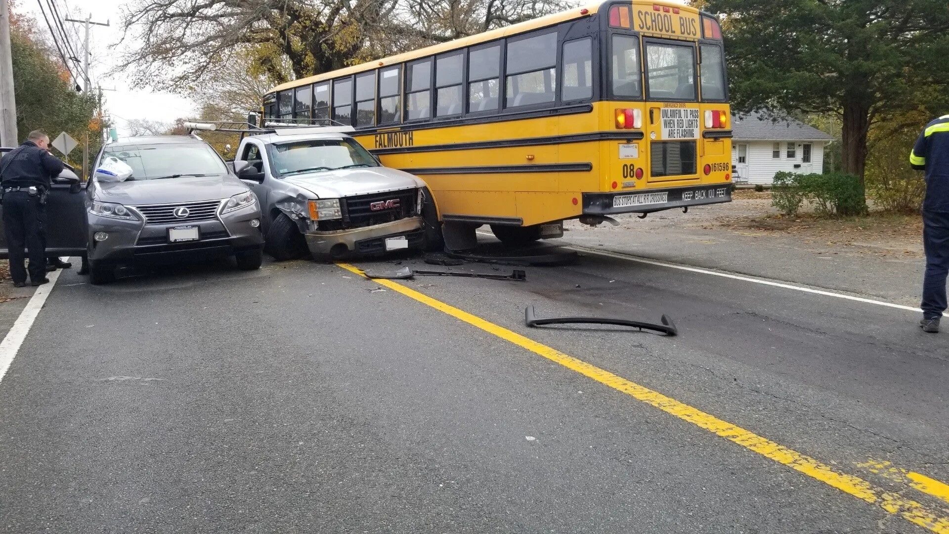 Разбитый американский школьный автобус. The crash happened. The crash happened. The crash happened. Тачки чак армстронг разбился.