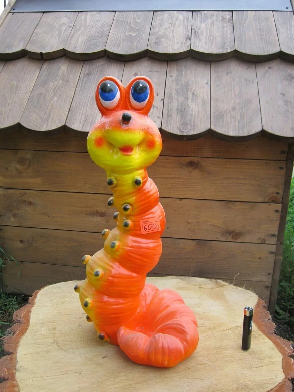 поделки для детской площадки. гусеница из бетона для сада. поделки для сада. гусеница лесной моли. гусеница из цемента для сада.