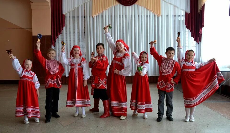 Игра на ложках песни. Ансамбль Ложечников. Ансамбль ложкарей. Народный детский ансамбль ложкарей. Ансамбль ложкарей костюмы.